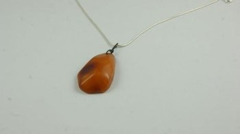 Wisiorek z bursztynem bałtyckim W110