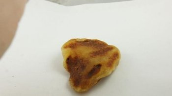 bursztyn bałtycki płaski antyk old otwory żółty 28,7 g