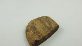 bursztyn bałtycki nakrapiany matowy płaski ciemny 22,1 g