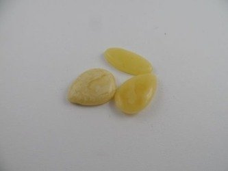 3 SZT. KABOSZON REGULARNY KSZTAŁT KOLOR MLECZNY