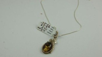 Wisiorek z bursztynem bałtyckim W112