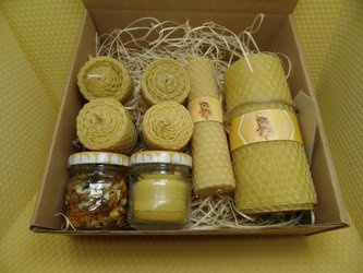 Zestaw prezentowy sześciu świec  ręcznie zawijancyh z wosku pszczelego