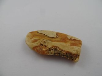 biała bryła bursztyn kształt wisiorka polerowana