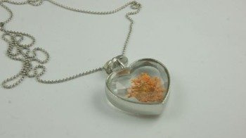 Wisiorek w kształcie serca z kwiatami W124