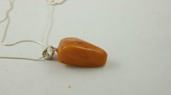 Wisiorek z bursztynem bałtyckim W95