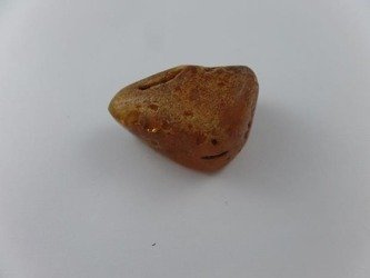 BRYŁKA PRZEZROCZYSTA Z BIAŁYM ŚRODKIEM INKLUZJA