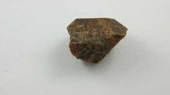 bursztyn bałtycki koniakowy kora niepolerowany 24,5 g