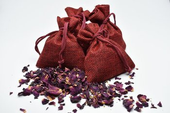 Worek jutowy z naturalnymi płatkami róż 5 szt