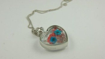 Wisiorek w kształcie serca z kwiatami W125