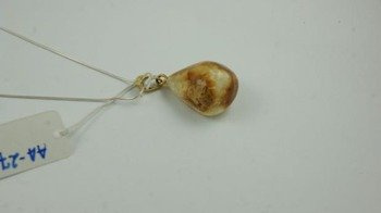 Wisiorek z bursztynem bałtyckim W105