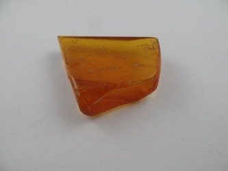 przezroczysta naturalna bryłka bursztynu koniak